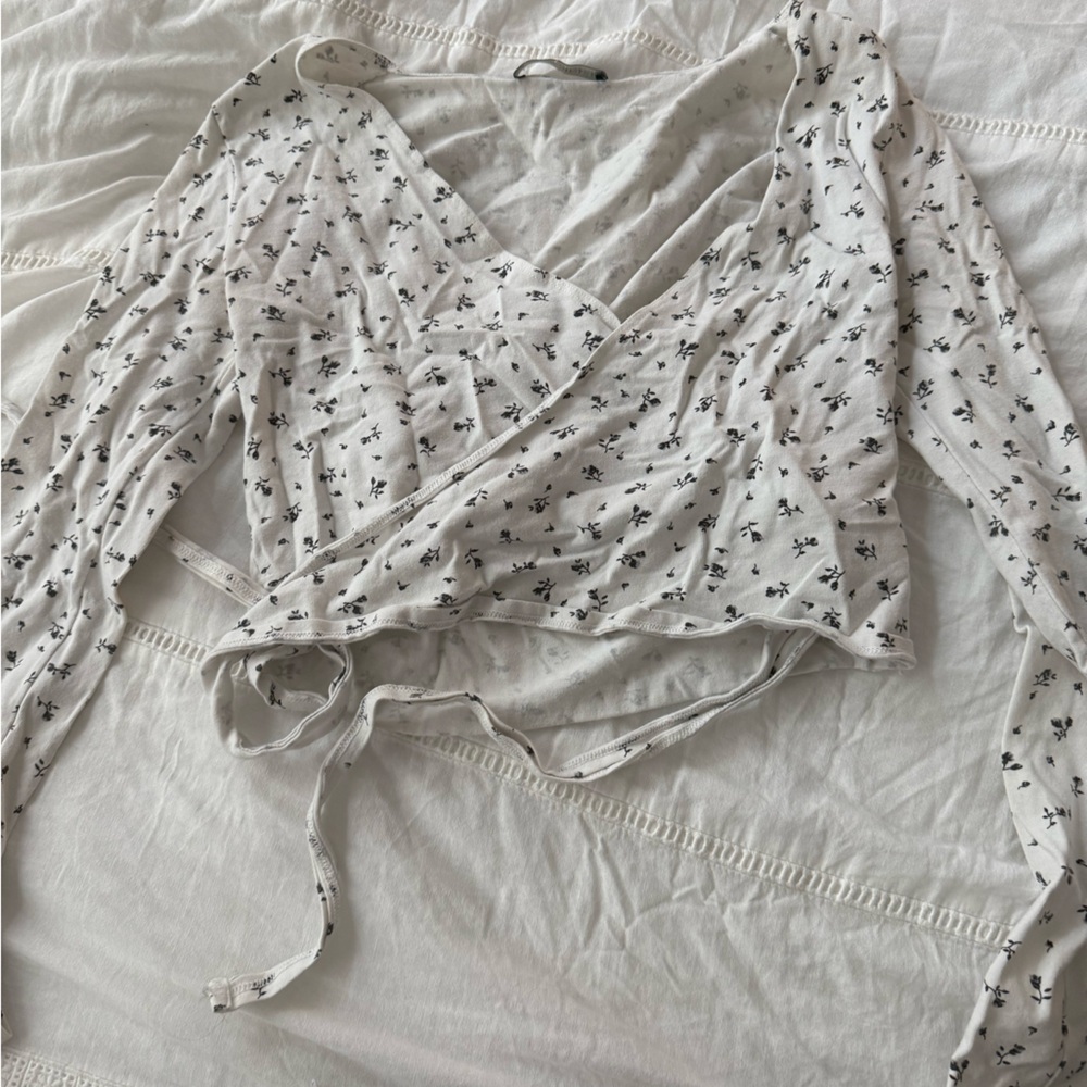 Brandy Melville wrap top white floral